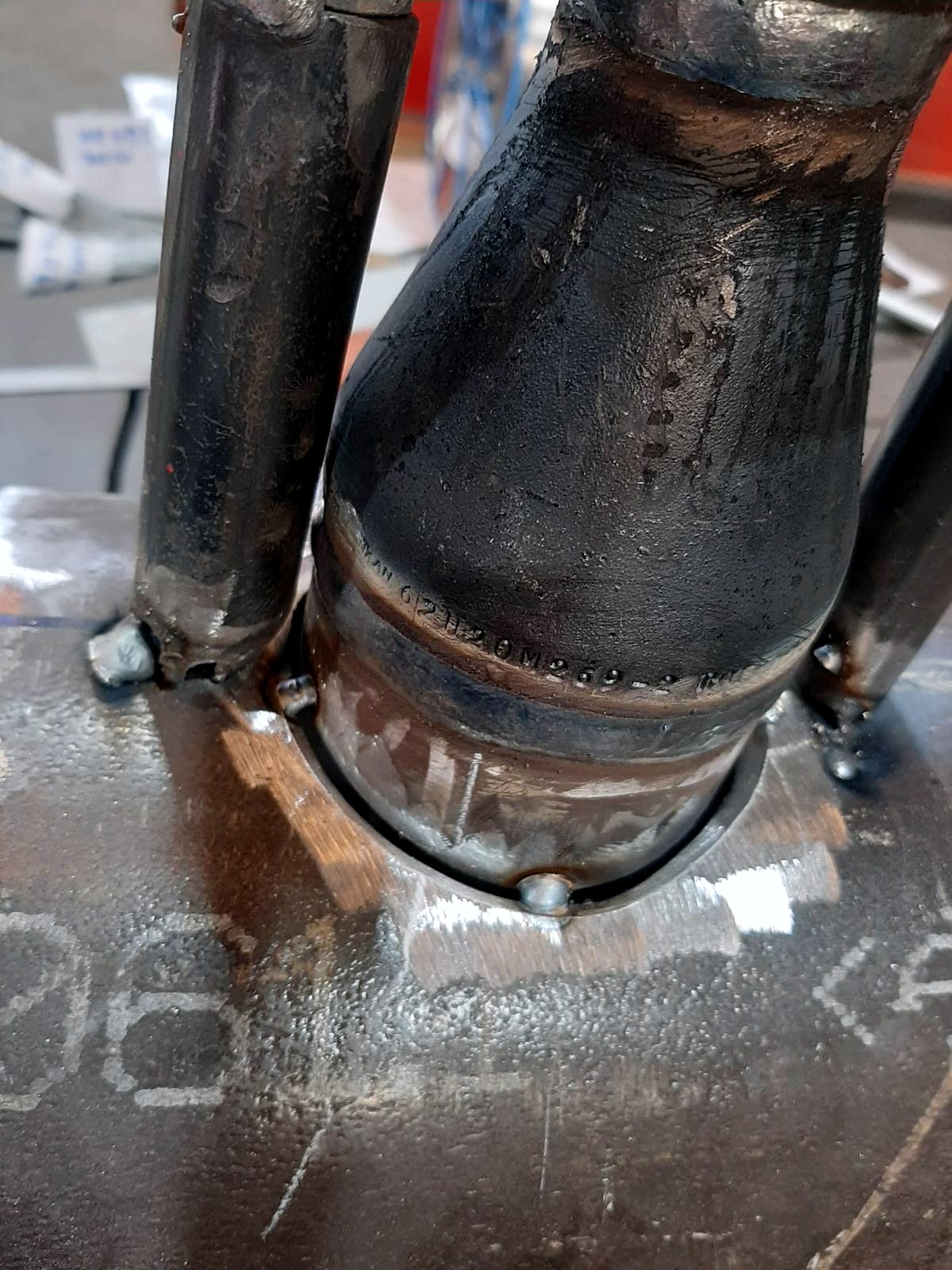 Detail van een gelaste aftakking met verloopstuk op een lastafel