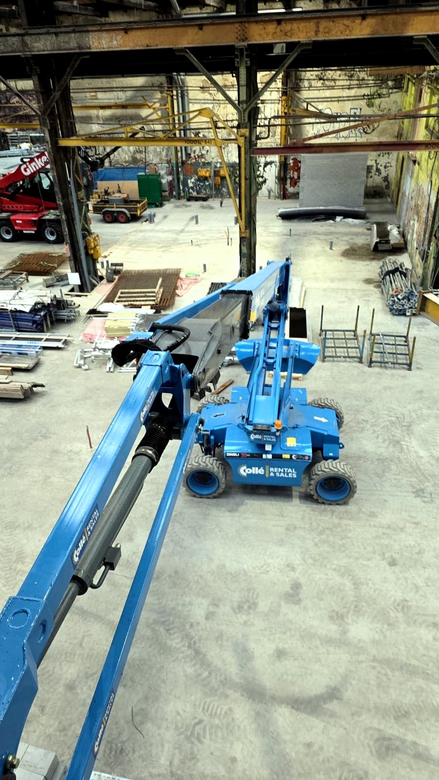Bouwhal in uitvoering met hoogwerker tijdens een installatieproject
