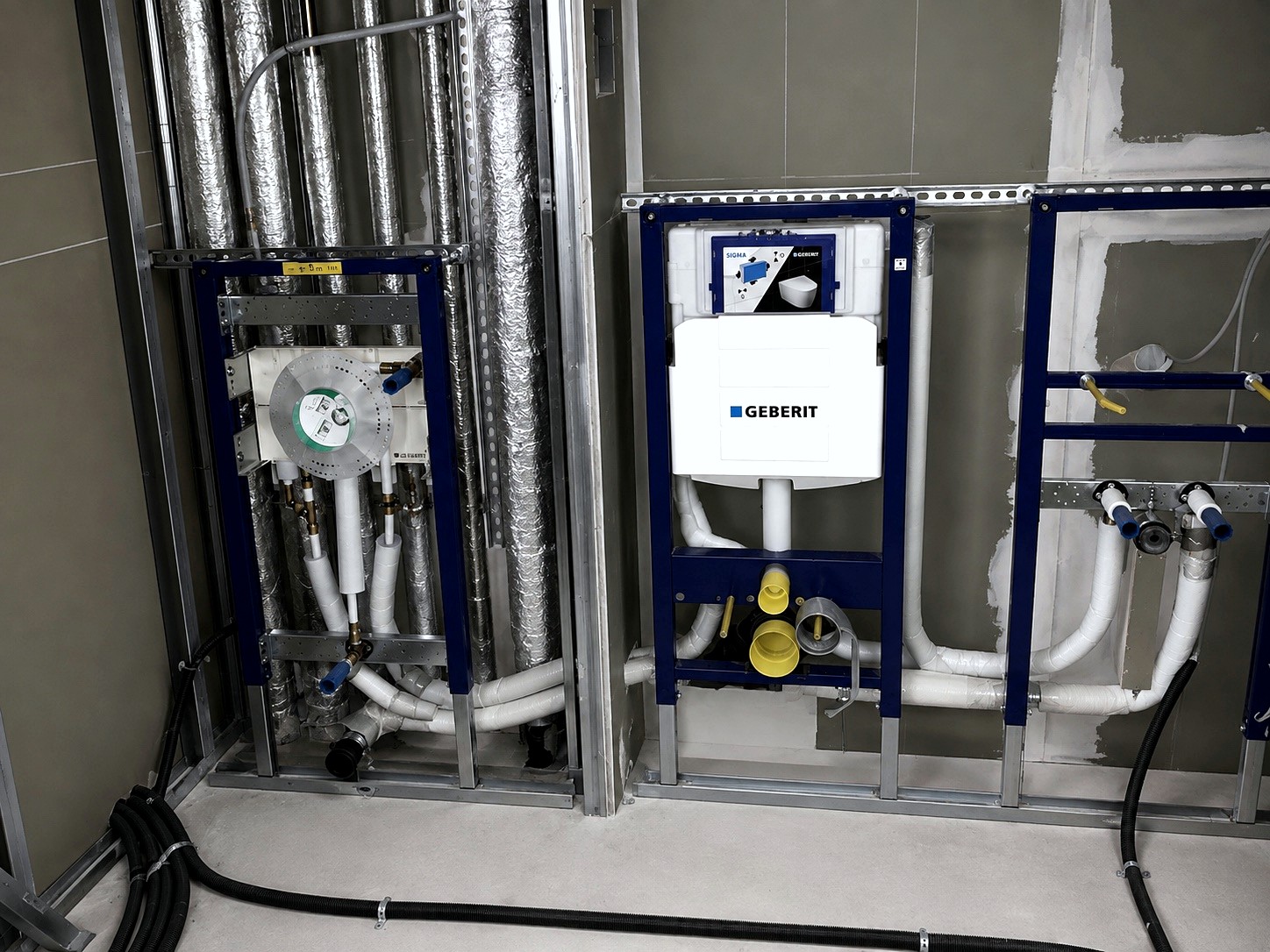 Sanitaire technische wand met Geberit frame, geïsoleerde leidingen en verdeler