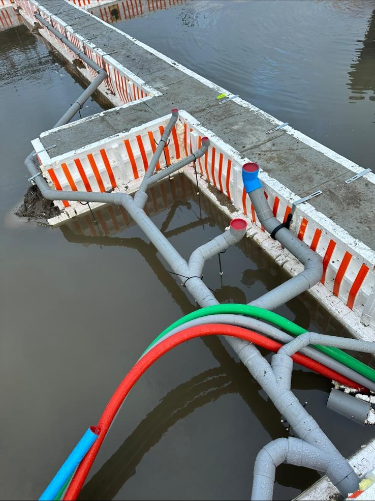 Buitenleidingwerk met bochten, aftakkingen en mantelbuizen in een waterbouwkundig project